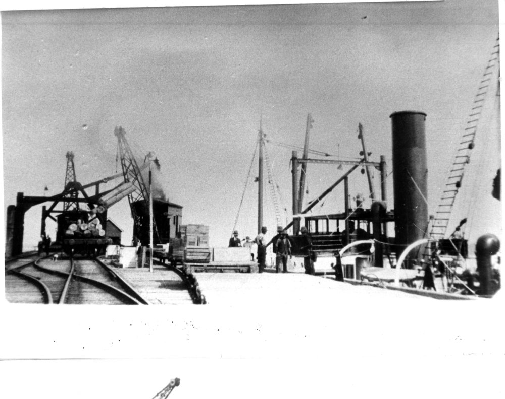 Disembarking passengers from the SS Orara onto the Coffs Jetty, 1908