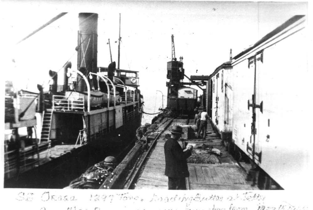 The SS Orara loading butter at Coffs Jetty, 1908 