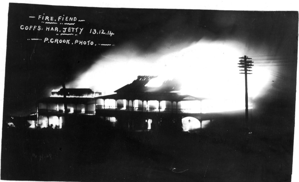 The Pier Hotel and adjoining buildings on fire in Ocean Street near the Jetty, 13 December 1914