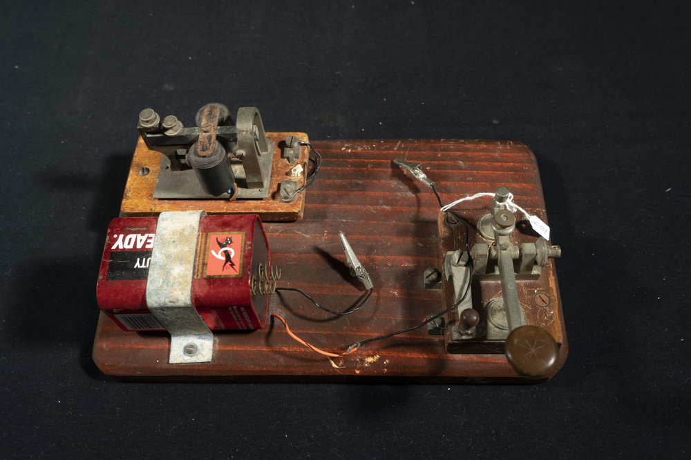 Morse code transmitter key