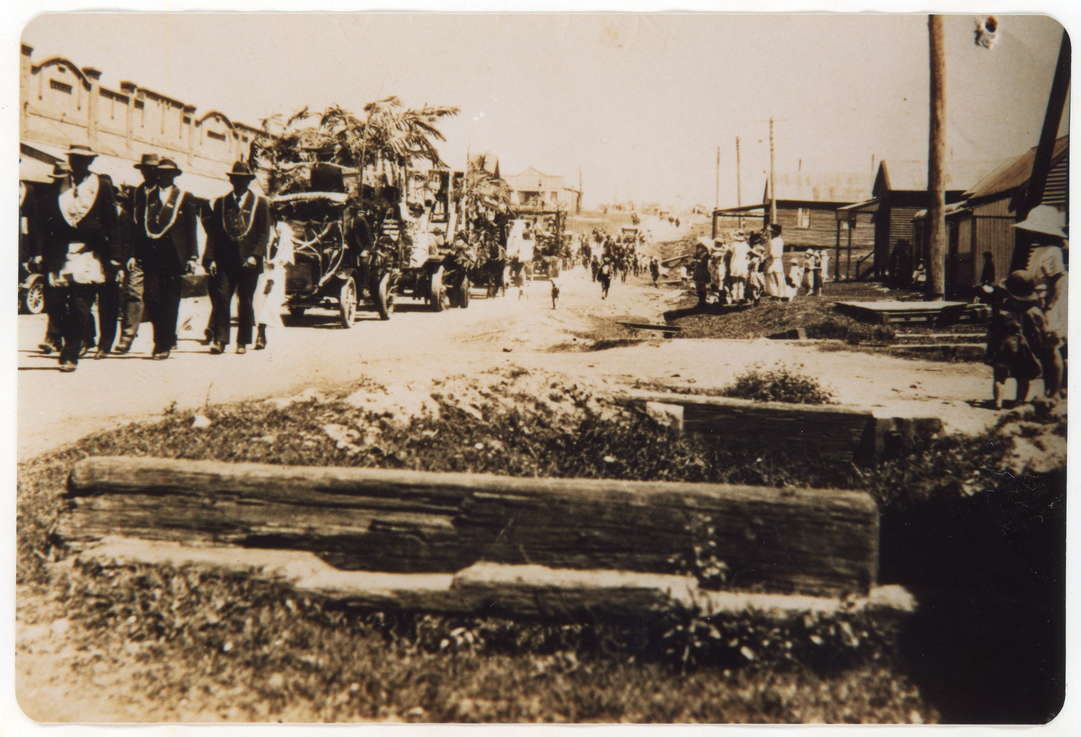 Eight hour Day march 1923 on High Street Victory for Unionism
Horse-drawn carts, becdecked with palms, polished brass, waxed leather, rosettes.