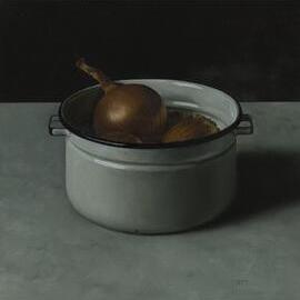 Onions in enamel bowl