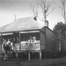 Julius Andersen and his wife with visitors at their house 'Myuna', 28 May 1922