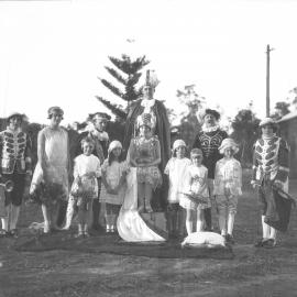 Queen of Agriculture Edna Bray and party, 25 July 1927