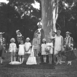 Queen of Agriculture Edna Bray and party, 1927