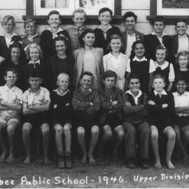 Robert Thompson with pupils of the Upper Division of Boambee Public School, 1946 