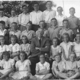 Robert Thompson and Mrs. Thompson with pupils of Boambee Public School, 1947 