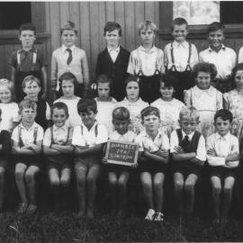 Assistant Teacher with students at Boambee Public School, 1941 