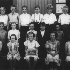 Bruce Thompson and the Upper Division students of Boambee School, 1941 