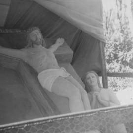 Sand sculpture depicting Jesus Christ and a follower, 1962