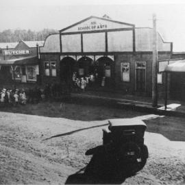 People file into the School of Arts on High Street, 1920s