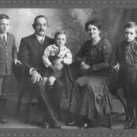 Jack, George, Colin, Elizabeth and Norman Hoschke, 1913