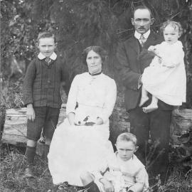 An outdoor family portrait of Frank and Hetta Hoschke and their children, 1913 