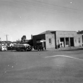 Bus parking outside the Post Office, Coffs Harbour, c.1945