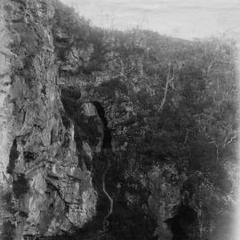 Entrance to the Nettle and Arch at the Jenolan Caves, c.1905