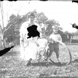 Mrs. Elizabeth Hills and her children, 1922