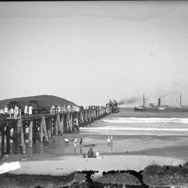 A stroll along Coffs jetty to view the steamer, 12 November 1922