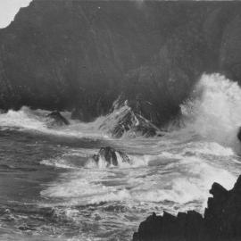 Waves breaking on the cliff face at Sapphire, c.1912
