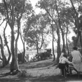 Picnicking on the north bank of Coffs Creek, 26 December 1924