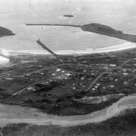 Aerial view of Coffs Harbour and lower Coffs Creek area, 1948