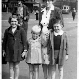 Betty Nicol with family members, 1940s 