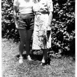 Betty Nicol with her sister-in-law Alice Fowler at Solitary Street, 1940