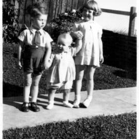 Robert Nicol flanked by his cousins at Solitary Street, 1940