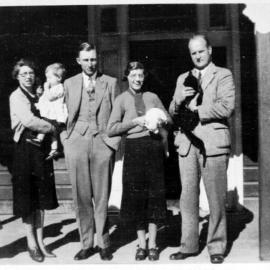 Nicol and Fowler families at the Comara Hotel, late 1930s