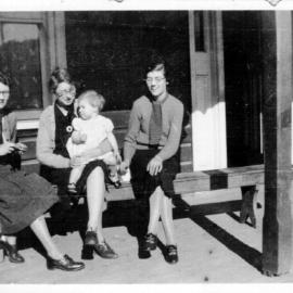Betty Nicol with her daughter Barbara and Fowler children at the Comara Hotel, late 1930s 