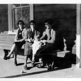 Betty Nicol with her daughter Barbara and Fowler children at the Comara Hotel, late 1930s 