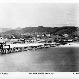Looking towards Jetty Beach, the jetty and township from Muttonbird Island, c.1920