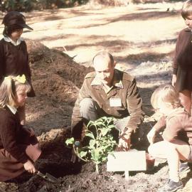 Teaching school children in the rare and endangered section of the Regional Botanic Garden, 1985