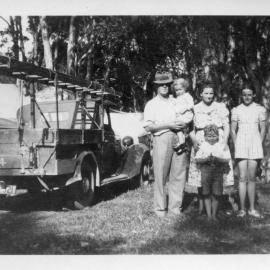 Eric and Edie Eckford and family with the O'Brien family, 1940