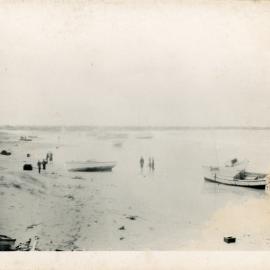 People view the stranded fishing boats on Jetty Beach after the 1950 cyclone, 24 June 1950