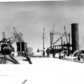Disembarking passengers from the SS Orara onto the Coffs Jetty, 1908