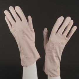 Pair of lilac embroidered gloves