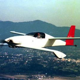 Robin Jelliffe flying a Viking Dragonfly, 1988