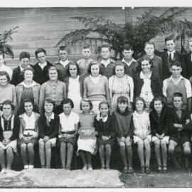 Woolgoolga School class with teacher Frewin Symons, 1940