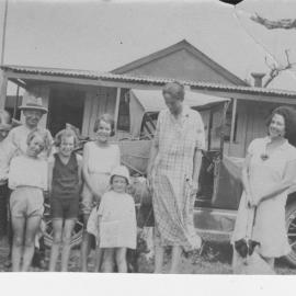 Gill family and car, Red Rock, circa 1930