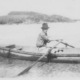 Wally 'Mudgee' Lawson in Racing Boat Red Rock 