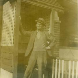 Tom Richards in front of house Red Rock