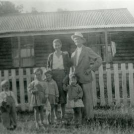 Tom Richards and family, Red Rock 1940