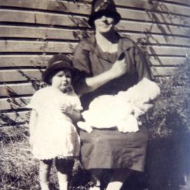 Una Barber with Grace and Laura, 1915