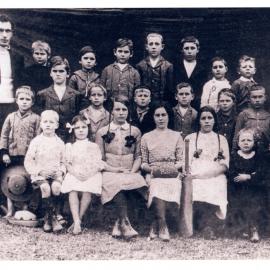 Teacher Bruce Murdoch with Mrs Annie Murdoch and pupils of Boambee Public School, 1911 