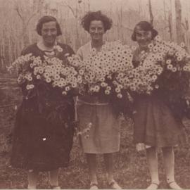 Miss Eva Moran with Mrs Eric Eckford and Mrs Amos Moran, early 1920s