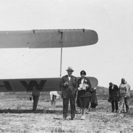 The Prime Minister Stanley Bruce and his wife with the bi-plane 'Canberra', 22 September 1929 
