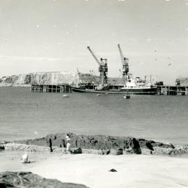 Park Beach and the MV Nilpena at Coffs Jetty, mid 1950s
