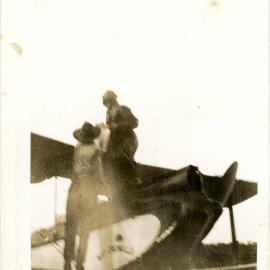 Refuelling an aeroplane manually