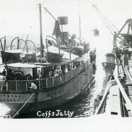 SS Fitzroy transferring passengers with winch and basket at Coffs Jetty, 1912