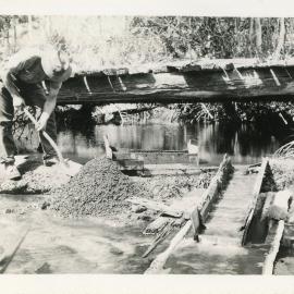 Sluicing for gold at the Record Reign mine, 1936